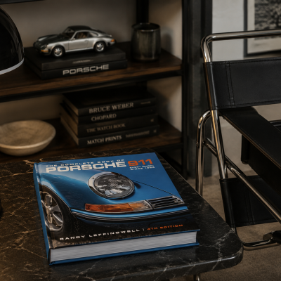 Livro Porsche 911 – The Complete Book of Porsche 911 | Randy Leffingwell — vista 2 — Narrativa de Espaços